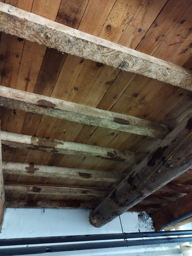 Des poutres apparentes.