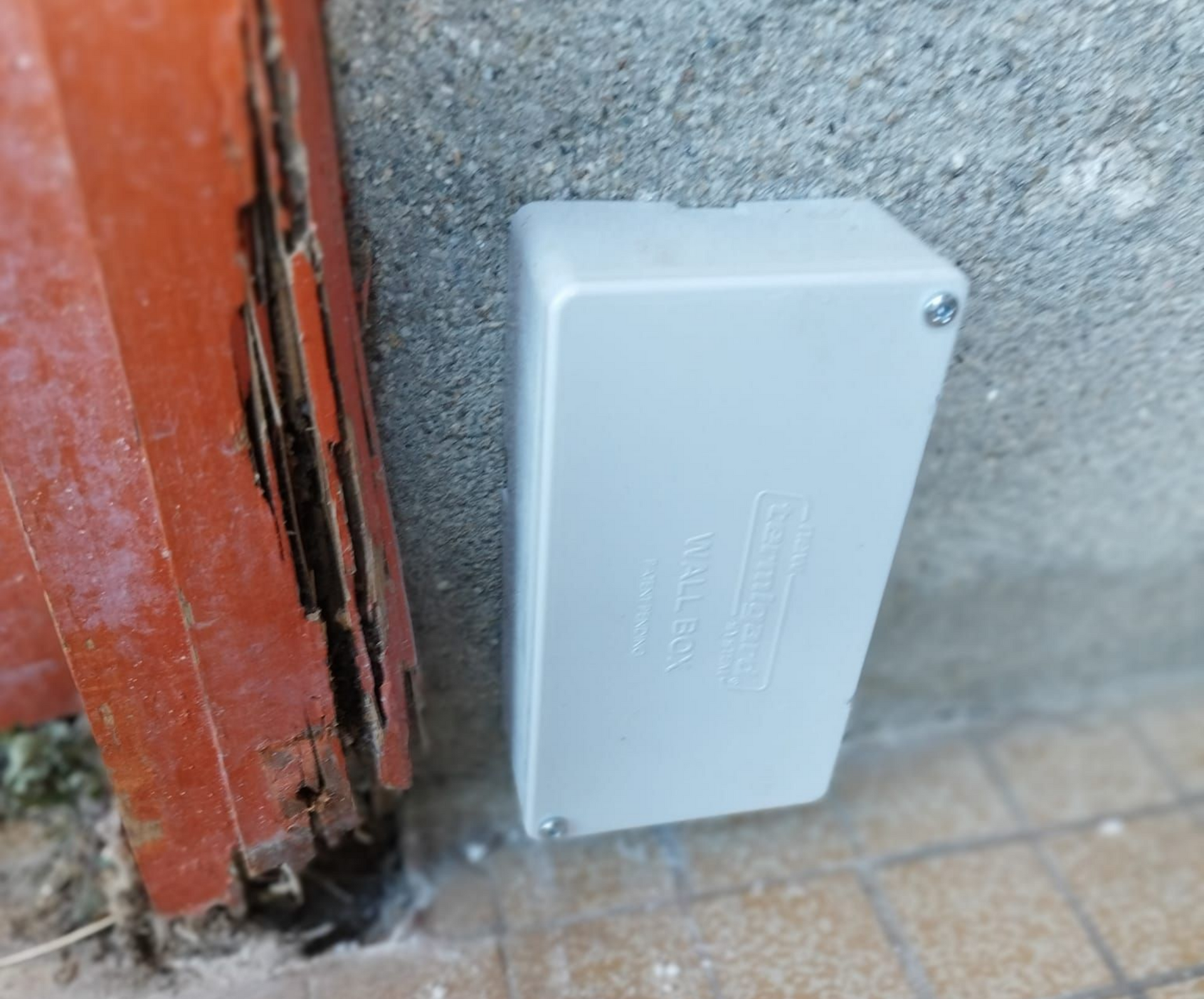 Un piège à termites fermé.