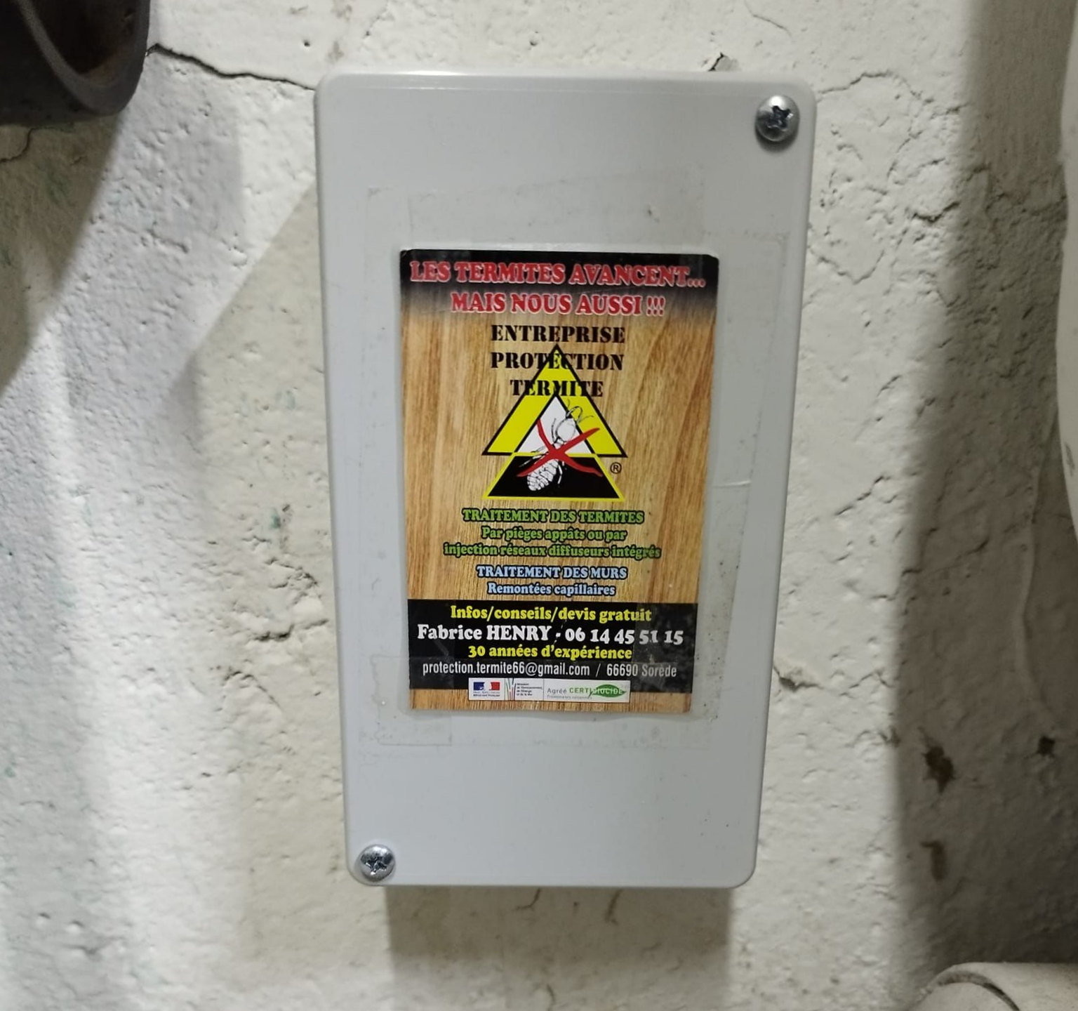 Un piège à termites avec un autocollant.