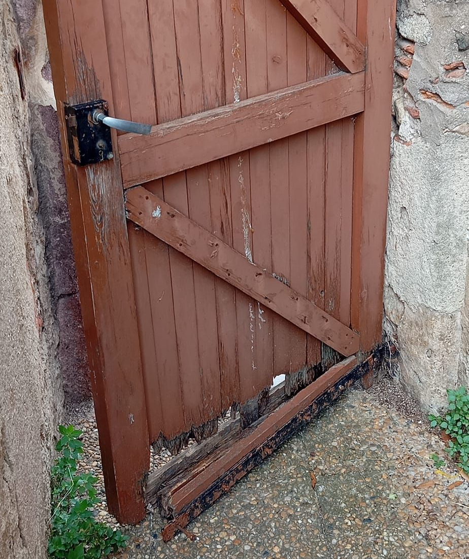 Une porte en bois abîmée.