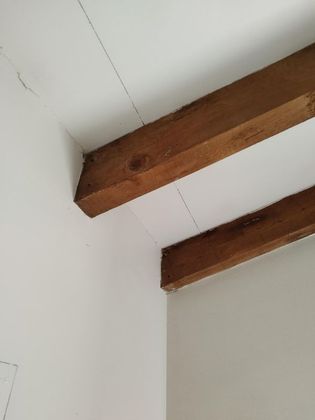 Deux poutres en bois.