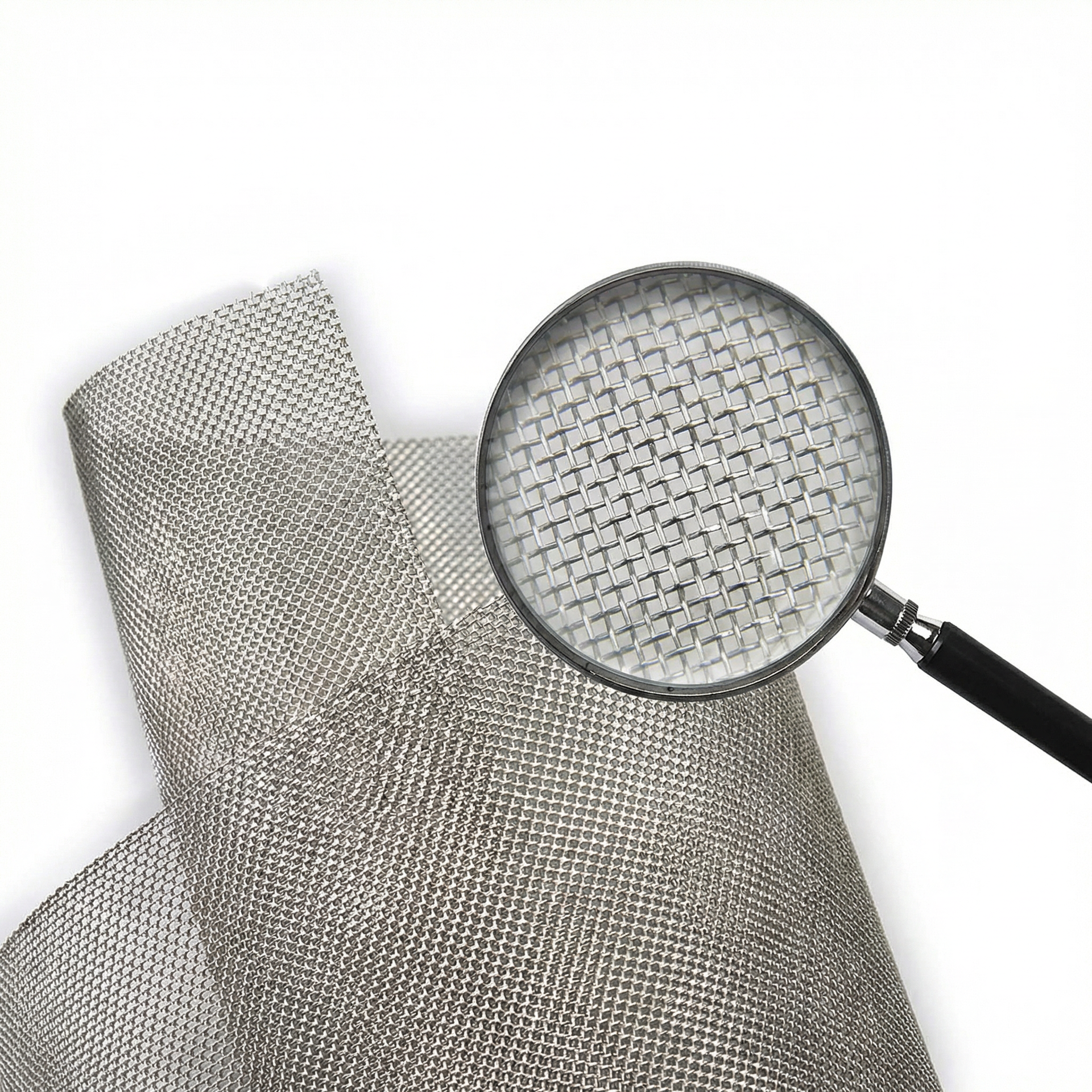 Une barrière antitermite en acier inoxydable et une loupe.