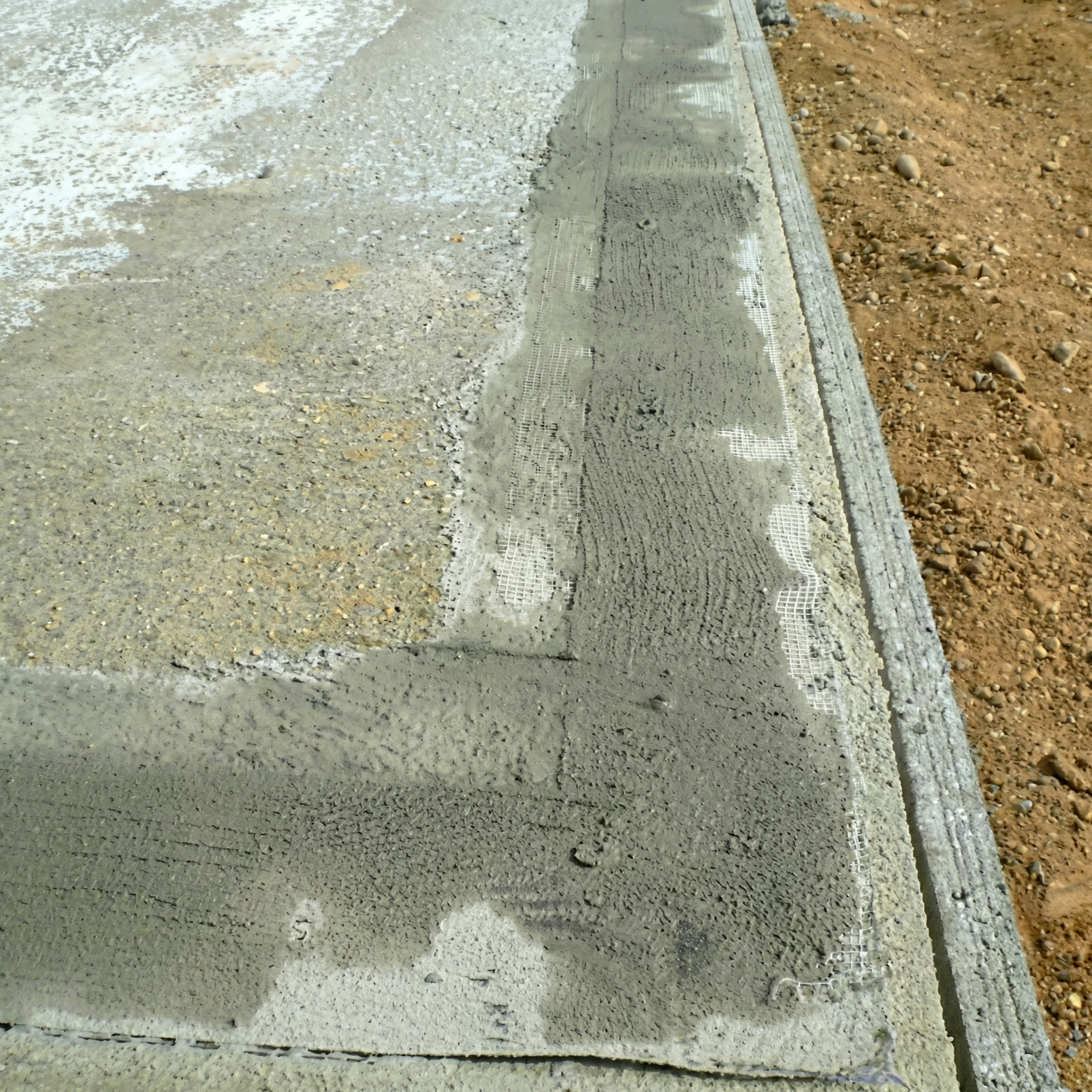 Une dalle au sol avec une barrière antitermite en acier inoxydable.