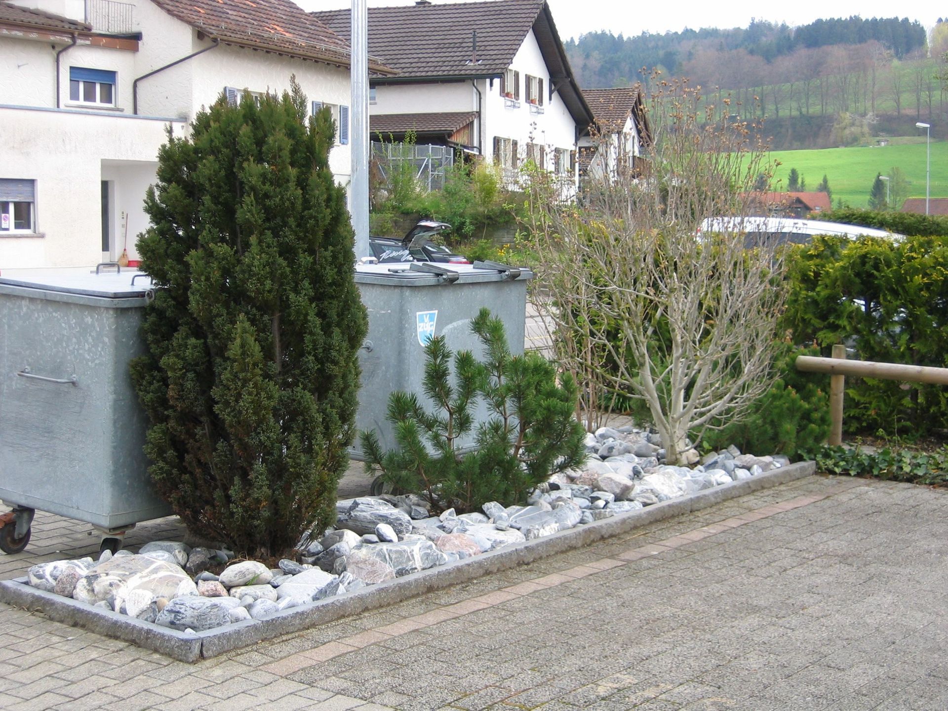 Mitarbeiter der Oettli's Allroundservice GmbH mäht Rasen