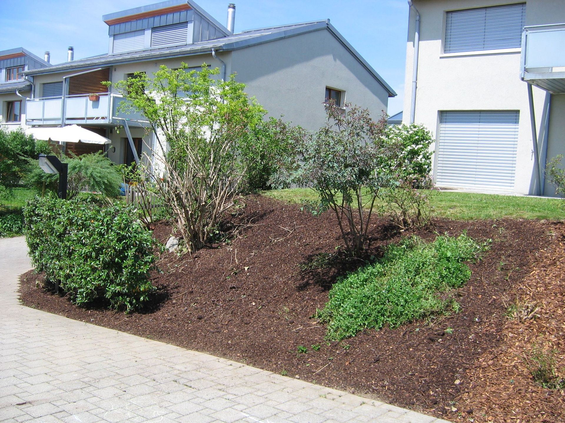 Mitarbeiter der Oettli's Allroundservice GmbH mäht Rasen