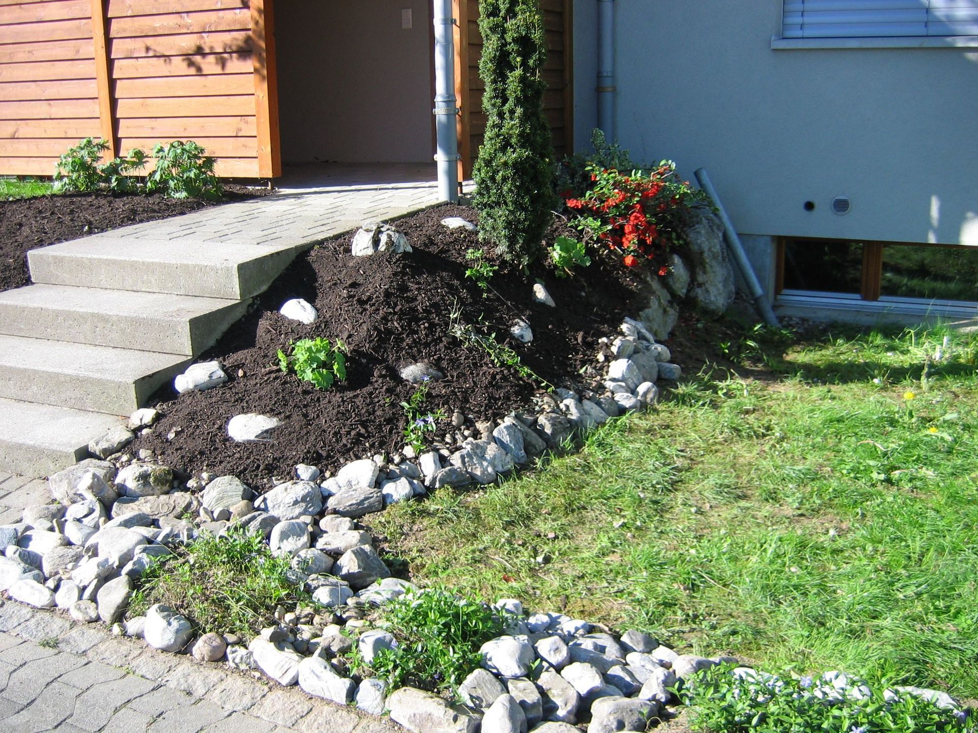 Mitarbeiter der Oettli's Allroundservice GmbH mäht Rasen