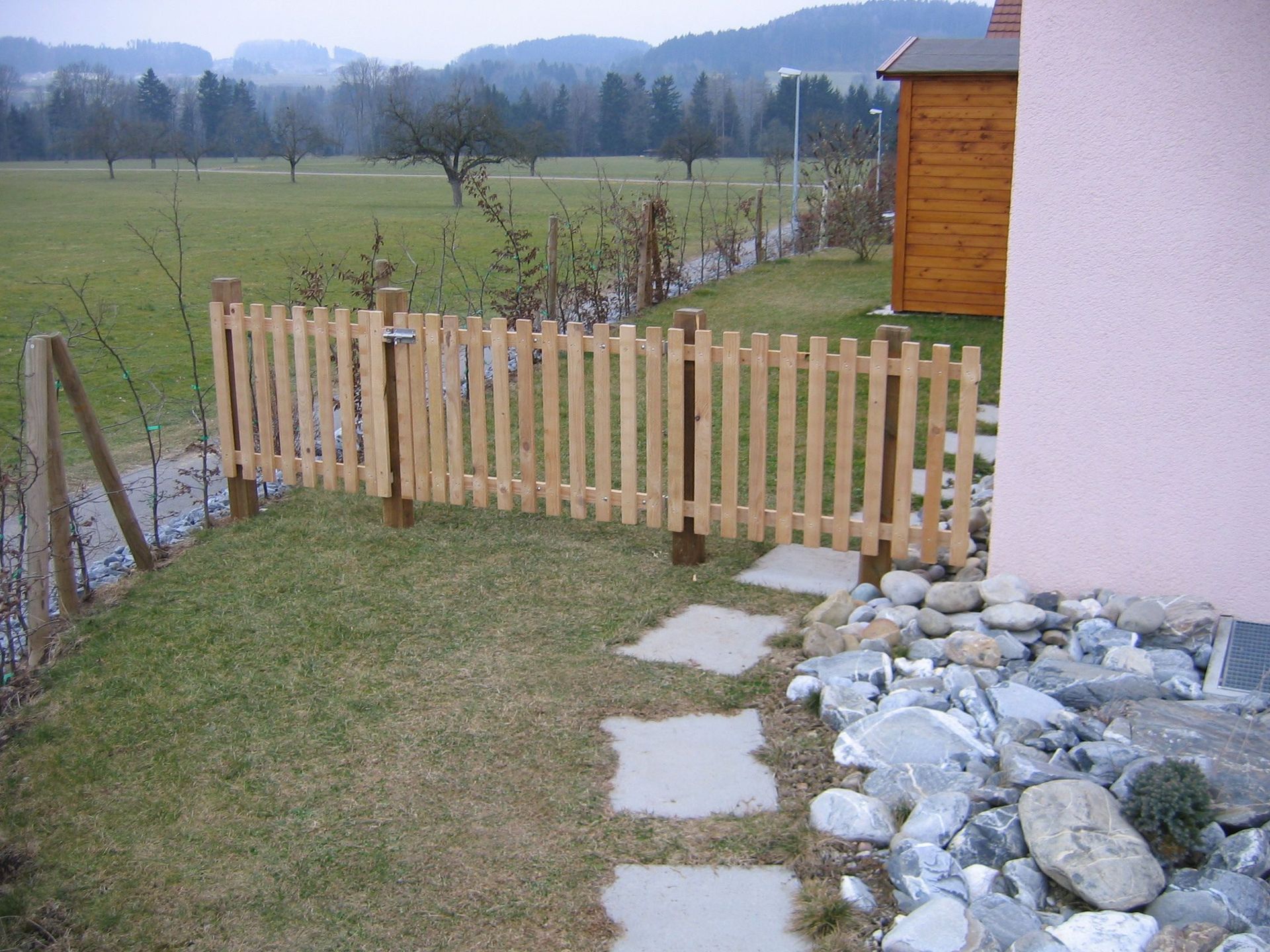 Mitarbeiter der Oettli's Allroundservice GmbH mäht Rasen