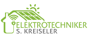 Grünes Logo eines Elektrikers: ein Haus mit Solarmodulen, Stecker, WLAN-Symbol, Sonne und Text „Elektrotechniker S. Kreisel“.
