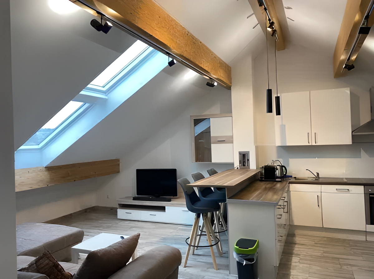 Moderne Wohnungseinrichtung mit Küche, Barsitzplätzen, Oberlicht und Fernseher.