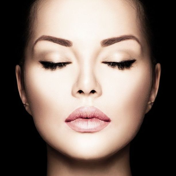 Eine Nahaufnahme des Gesichts einer Frau mit geschlossenen Augen.