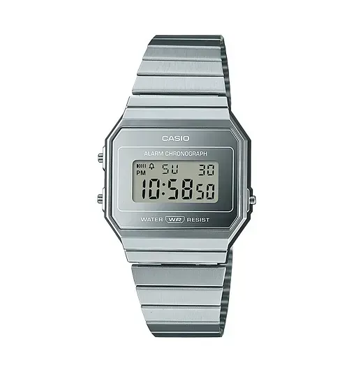Un reloj Casio plateado muestra la hora como 10:58 50