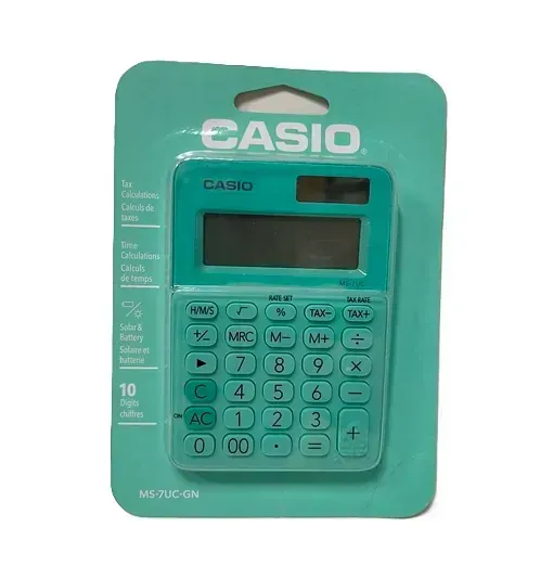 Una calculadora Casio está en un paquete verde.