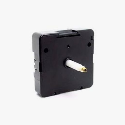 Un primer plano de un mecanismo de reloj sobre un fondo blanco.