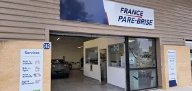 Devanture du centre France Pare-Brise d'Uzès.