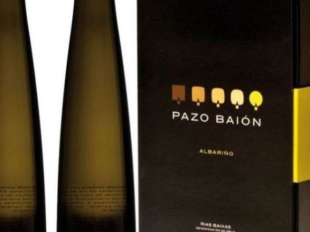 Dos botellas de vino junto a una caja negra etiquetada 