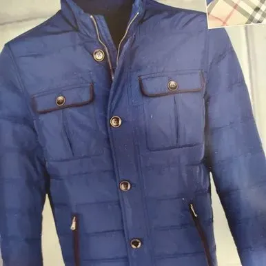 Una chaqueta azul con botones y bolsillos.