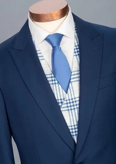 Un traje azul con una camisa blanca y una corbata azul