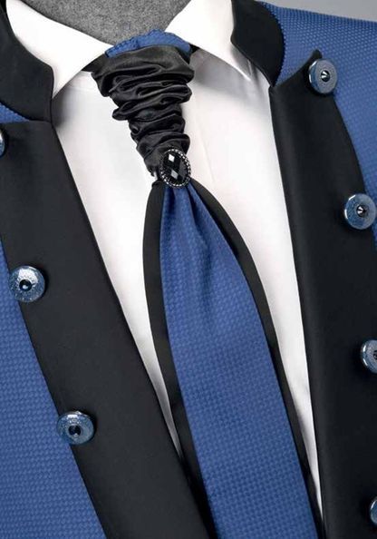 Un hombre vestido con traje azul y corbata negra
