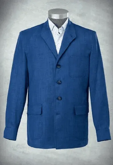 Una chaqueta azul está sobre un maniquí con una camisa blanca.