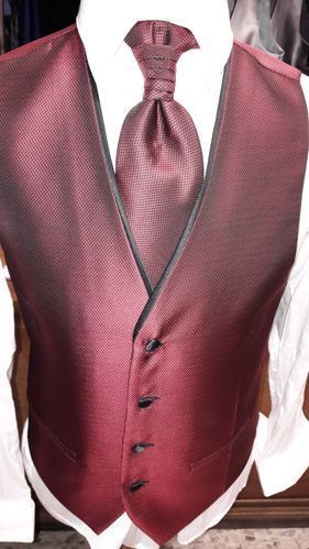 Un hombre lleva un chaleco marrón y corbata.