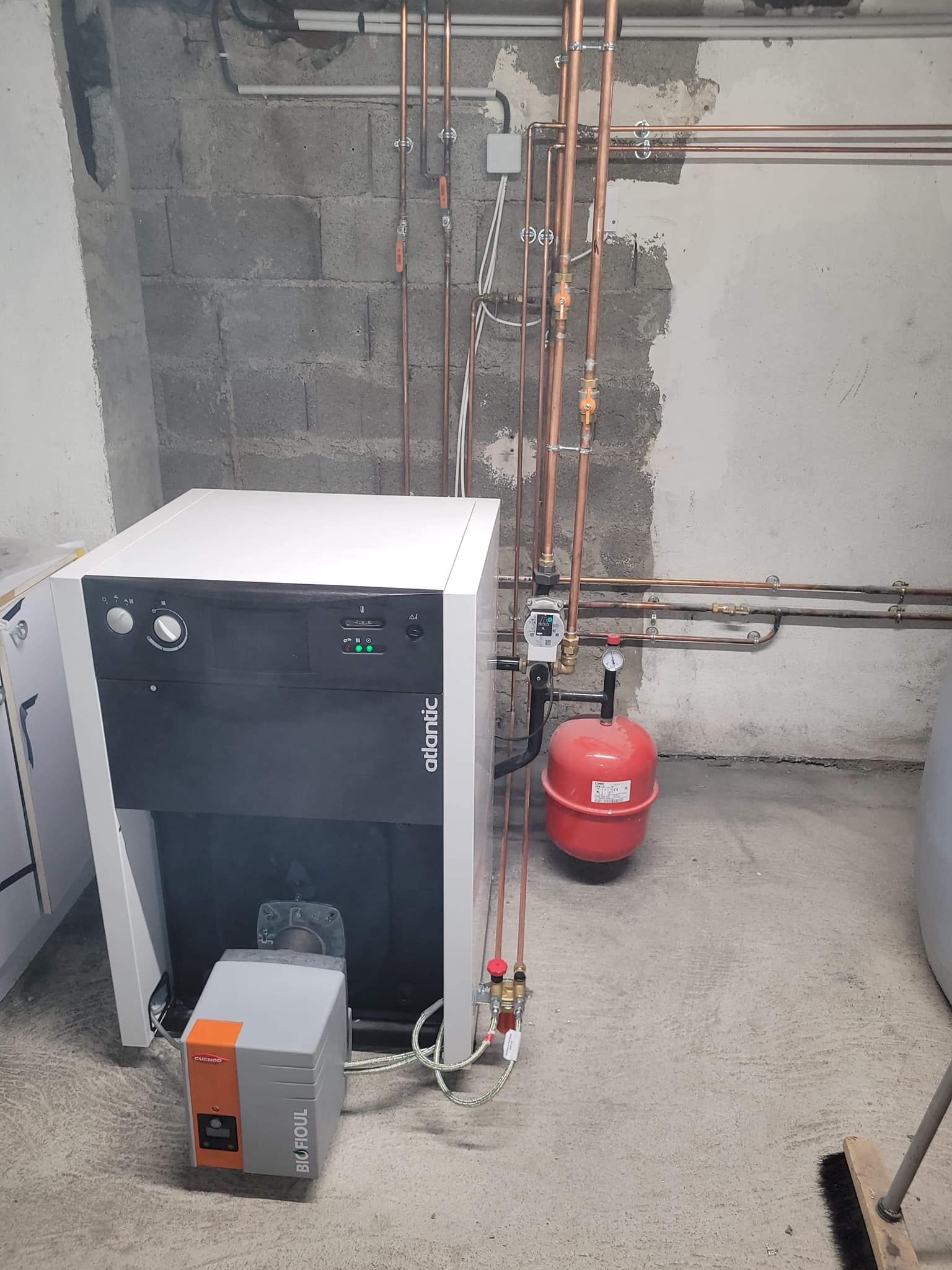 Une chaudière avec un ballon d'eau chaude