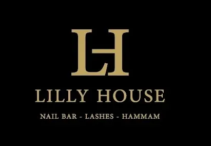 Logotipo dorado &ldquo;LH&rdquo; sobre &ldquo;LILLY HOUSE&rdquo; y &ldquo;NAIL BAR &bull; LASHES &bull; HAMMAM&rdquo; sobre un fondo negro.