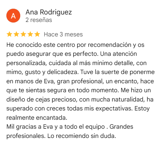 Reseña en español de Ana Rodríguez elogiando a Eva y su equipo por el servicio personalizado de diseño de cejas.