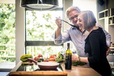 Älteres Paar kocht gemeinsam