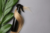Haarsträhne und Pflegeprodukt