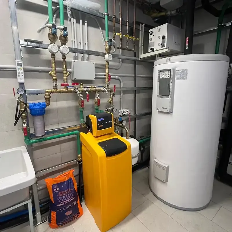 Cuarto de servicio con tanque de agua caliente blanco, unidad de equipos amarilla y tuberías.