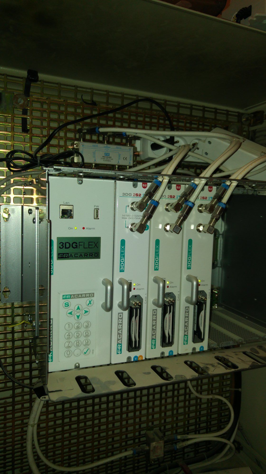 Trois dispositifs médicaux, vert et blanc, dans une armoire métallique. Câbles et connecteurs connectés.