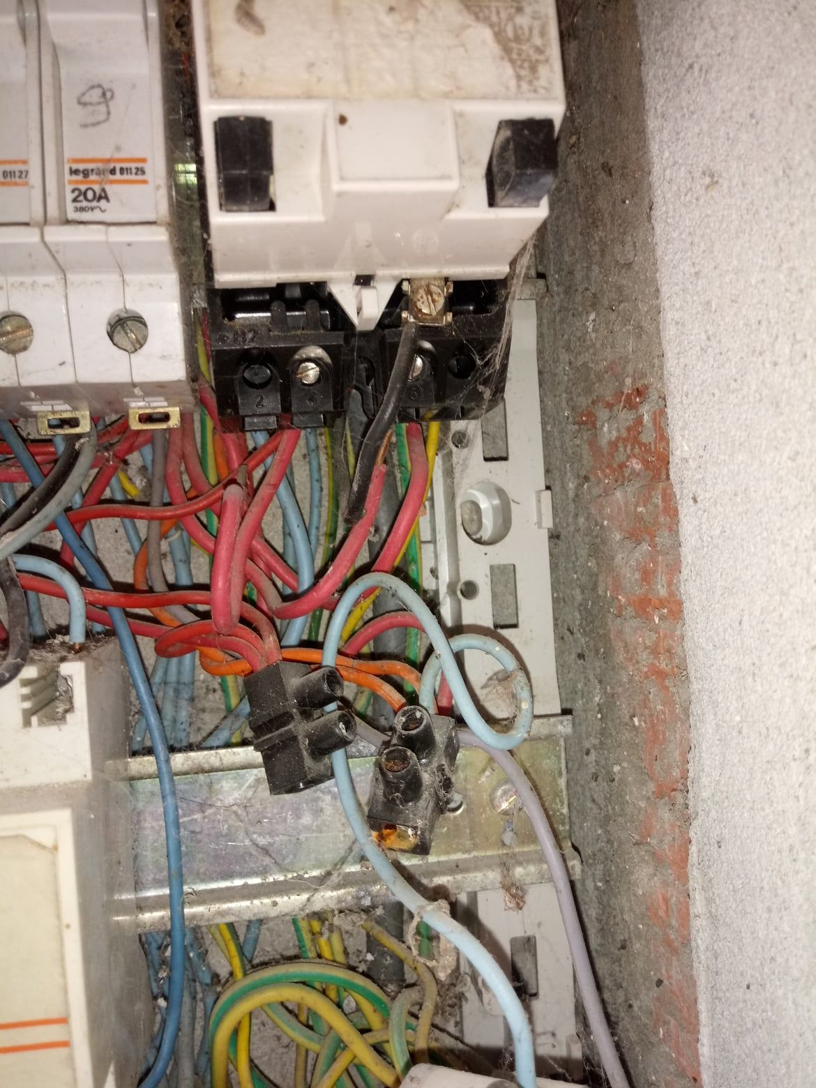 Panneau électrique avec câblage et disjoncteurs brûlés.