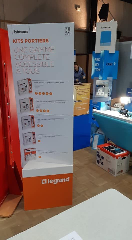 Stand avec une grande bannière présentant les produits Kits Portiers Legrand au salon de l'habitat