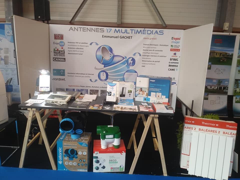 Stand d'exposition présentant des appareils électroniques et de la documentation.