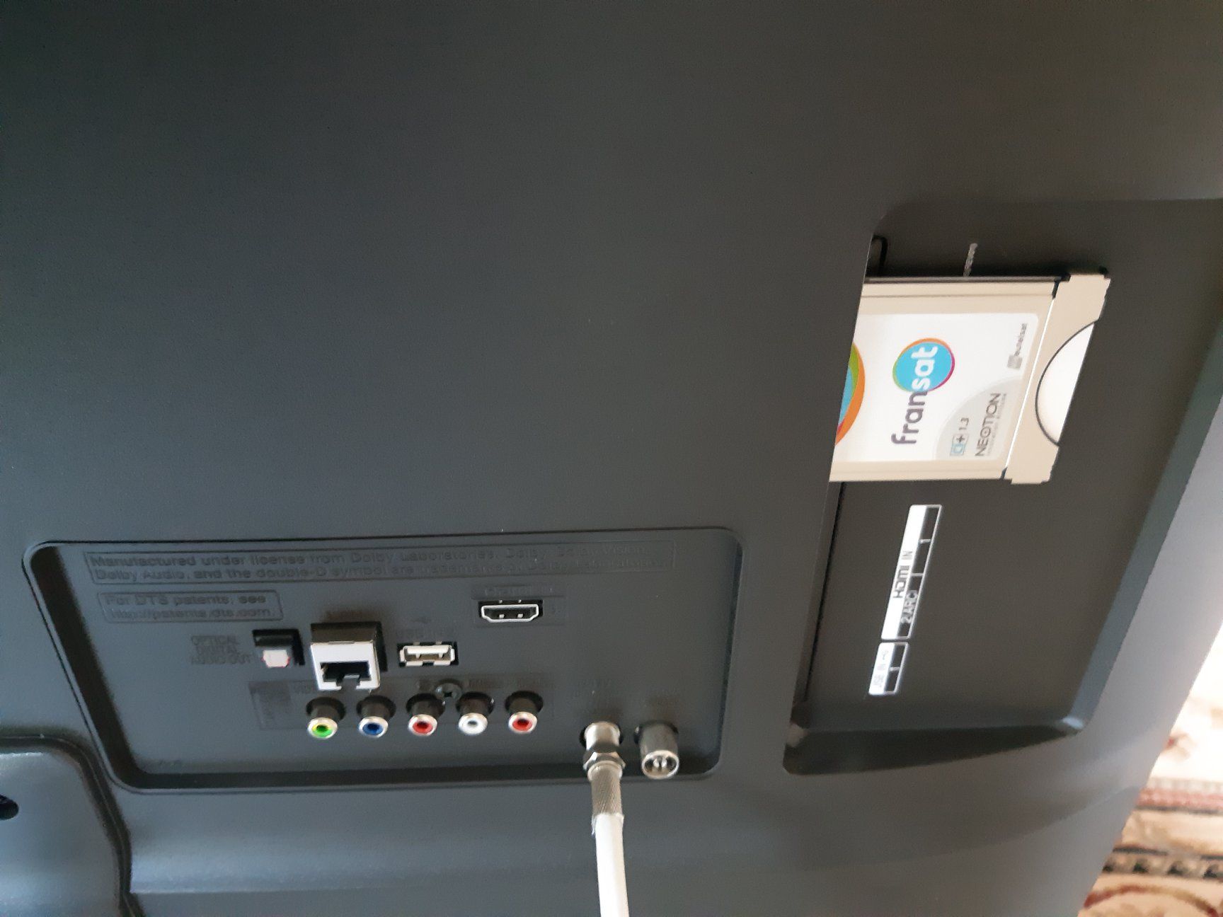 Arrière d'un téléviseur avec divers ports et une carte câble FromSoft insérée.