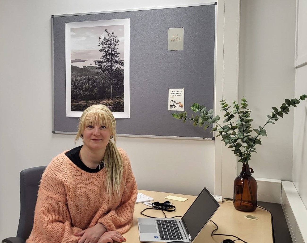 Jenna omassa työhuoneessaan