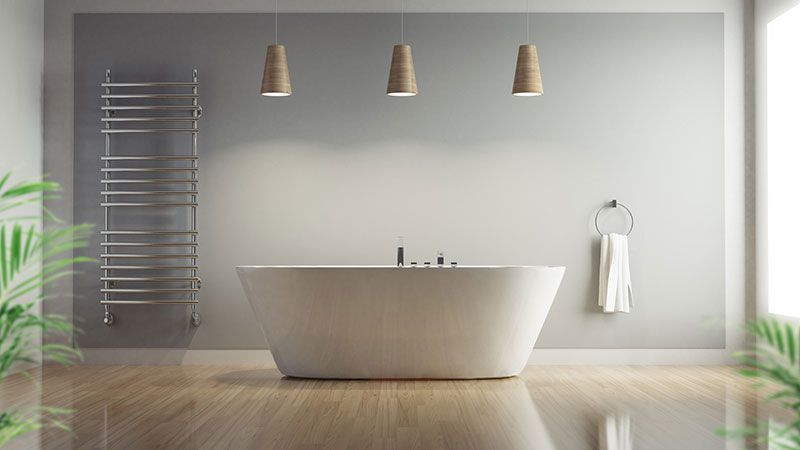 Ein Badezimmer mit Badewanne und Handtuchhalter.
