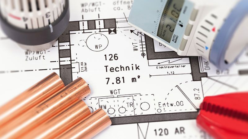 Kupferrohre und ein Thermostat auf einem Grundriss
