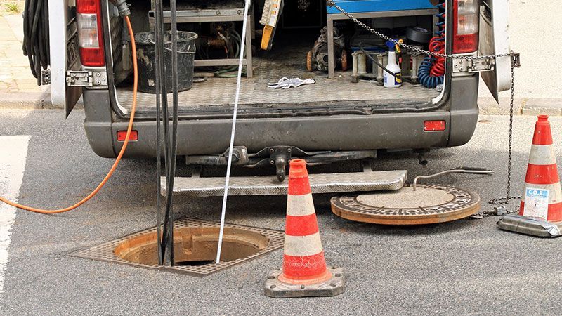 Ein Kanaldeckel wird von einem LKW geöffnet