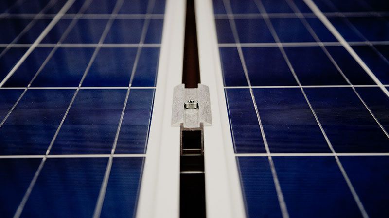 Eine Nahaufnahme eines Solarpanels mit einer Schraube darin