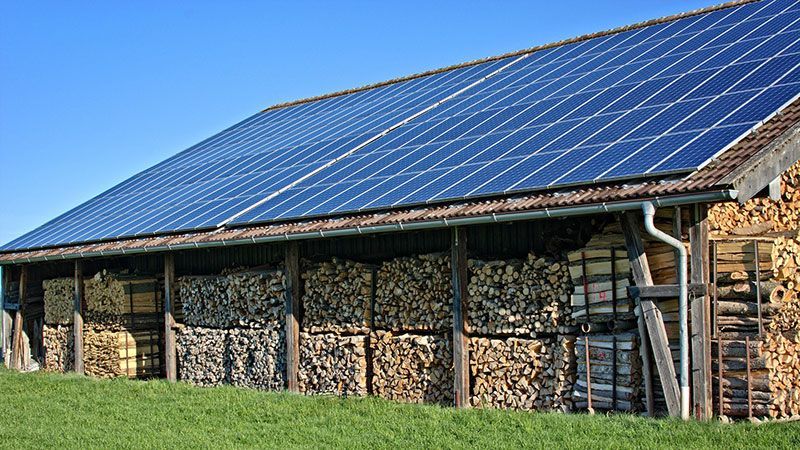 Eine Scheune mit Sonnenkollektoren auf dem Dach