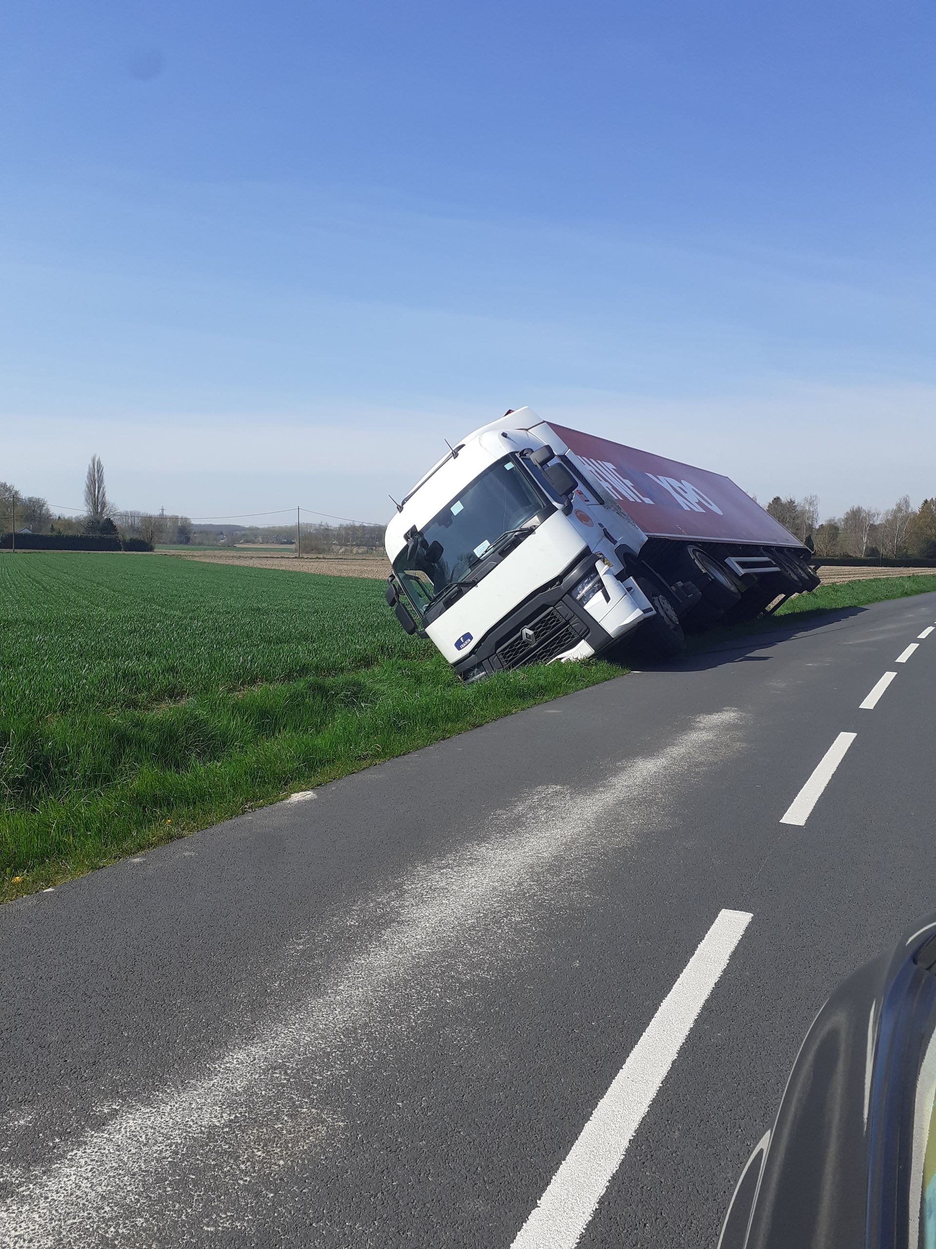 Camion qui a basculé sur le bord d'une route