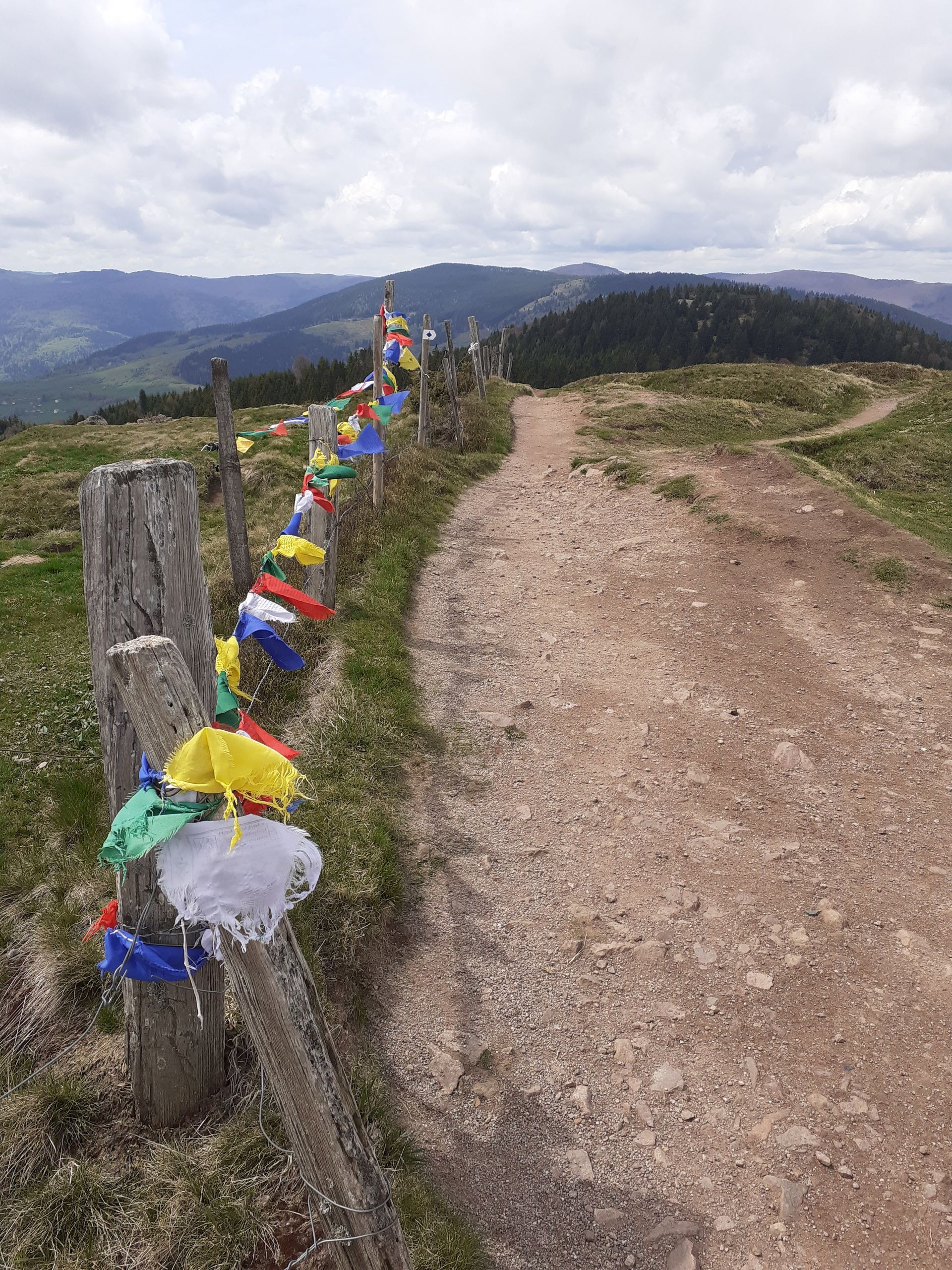 Sentier de montagne et clôture en bois décorée d'une banderole
