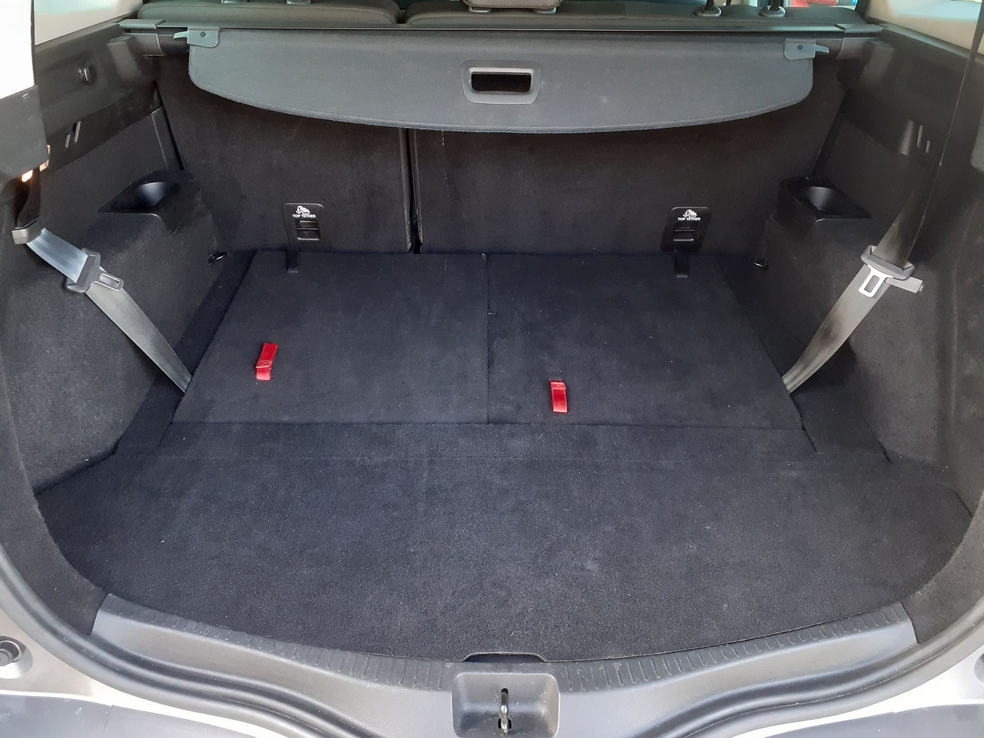 Coffre plein d'une voiture