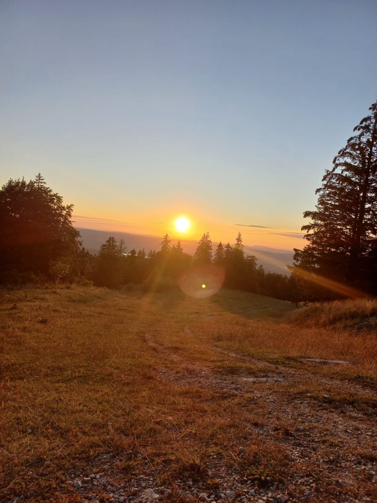 Couché de soleil sur un sommet de montagne