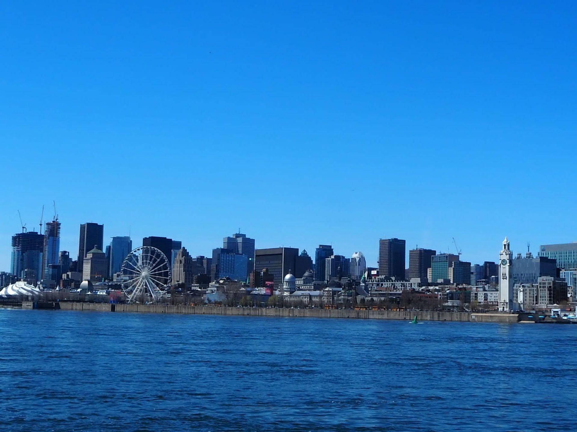 Quartier de gratte-ciels d'une ville au bord d'un fleuve