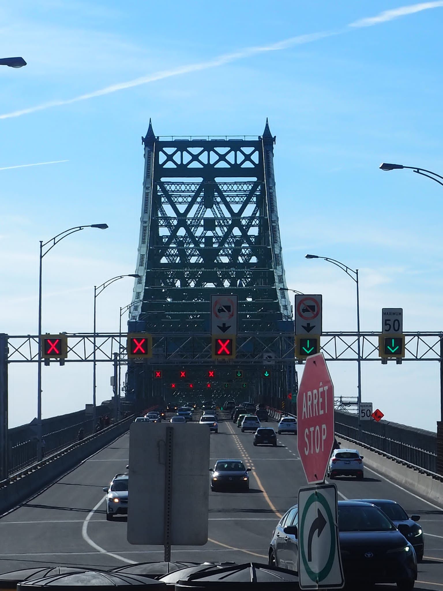 Pont métallique avec route et trafic routier
