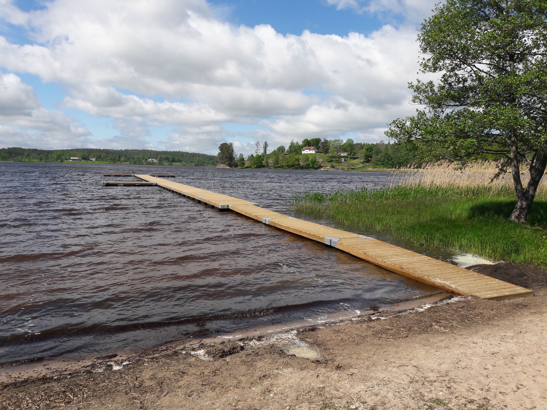 Ponton de bois sur un lac