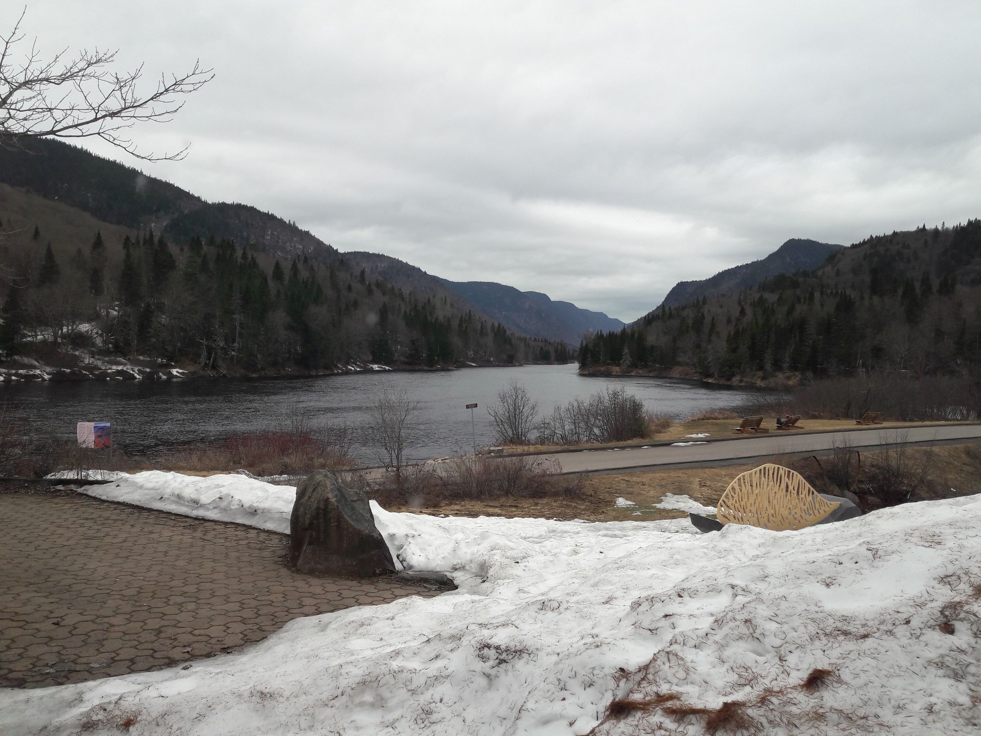 Paysage de montagne avec neige et fleuve