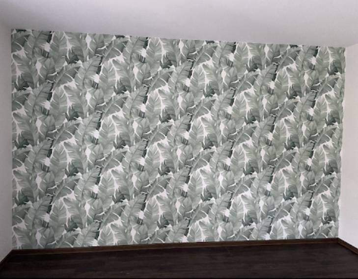 Ein Zimmer mit einer grau-weiß gemusterten Tapete an der Wand.